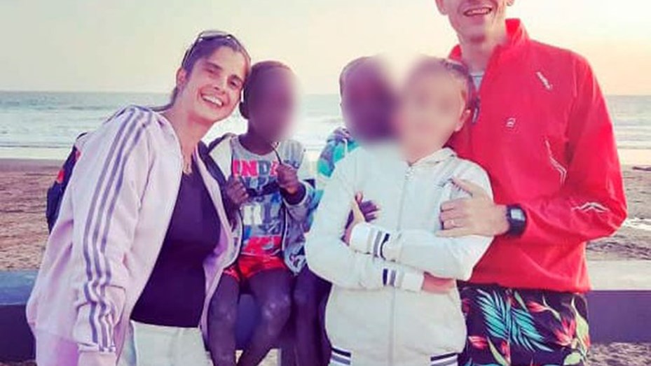 niños africanos abandonados en una comisaría