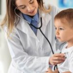 crianca-ao-cardiologista