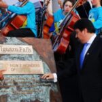 el-gobernador-misionero-maurice-closs-descubre-la-placa-oficial-que-consagra-a-las-cataratas-como-maravilla-natural-del-mundo-0527-g1-485x360