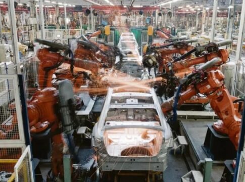 La producción de autos cayó 10,1% mensual en abril, según ADEFA