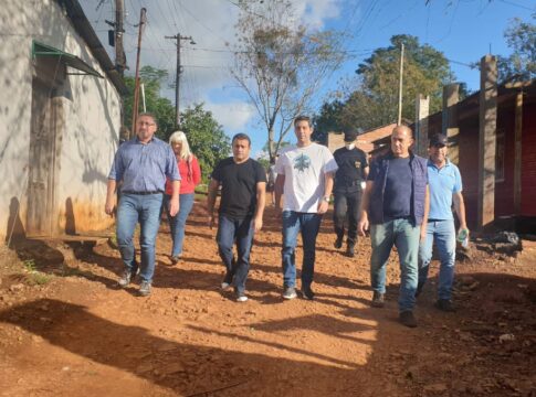 El gobernador Oscar Herrera Ahuad recorrió las zonas inundadas en El Soberbio por la crecida del Río Uruguay y asistió a las familias afectadas