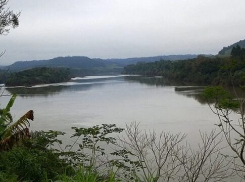 El Río Uruguay crece tres centímetros por hora y provocó la evacuación de 10 familias en Corrientes