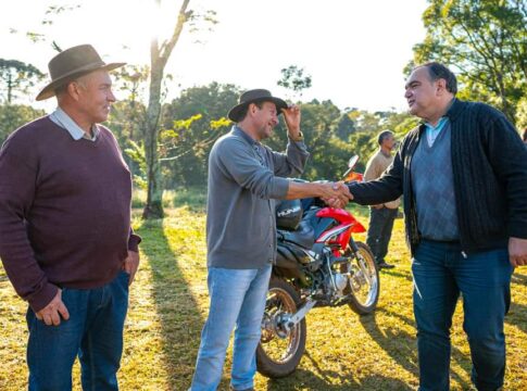 Autoridades del IFAI se reunieron con pequeños productores ganaderos y feriantes de Bernardo de Irigoyen