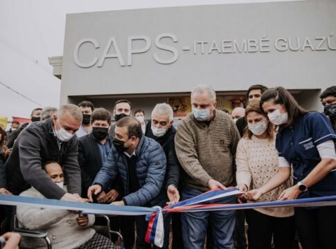 Oscar Herrera Ahuad tras la inauguración de un CAPS en Itaembé Guazú