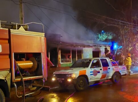 vivienda consumida por el fuego en Apóstoles