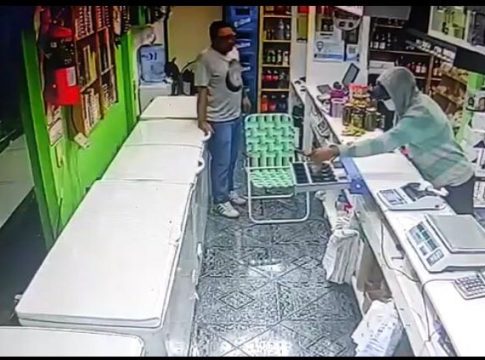 a punta de cuchillo robaron en un Maxikiosco