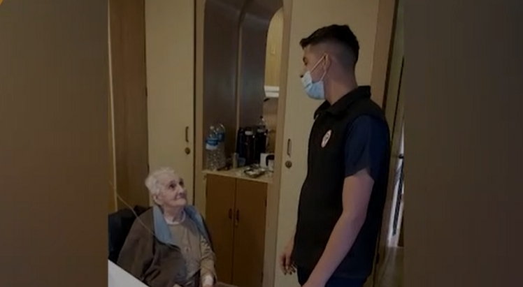 Enfermero le canta a un paciente 