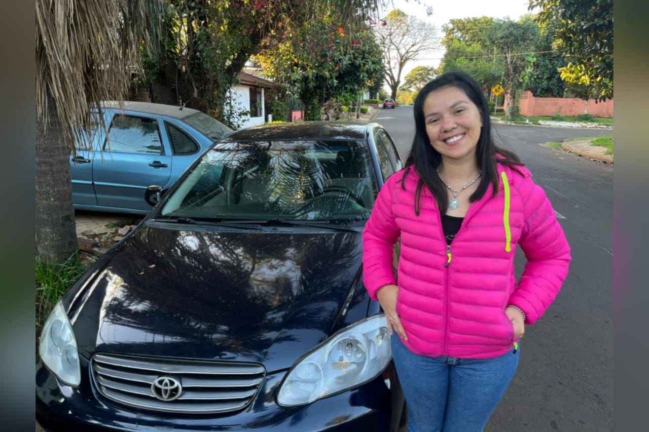 Regalan auto a niña discapacitada