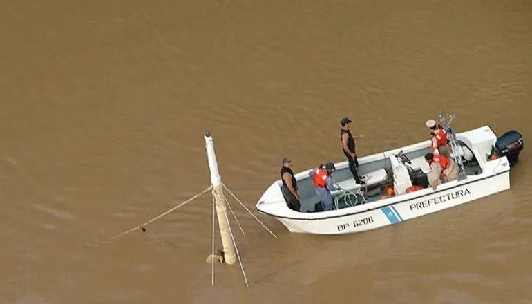 barcaza y una lancha en el río Paraná