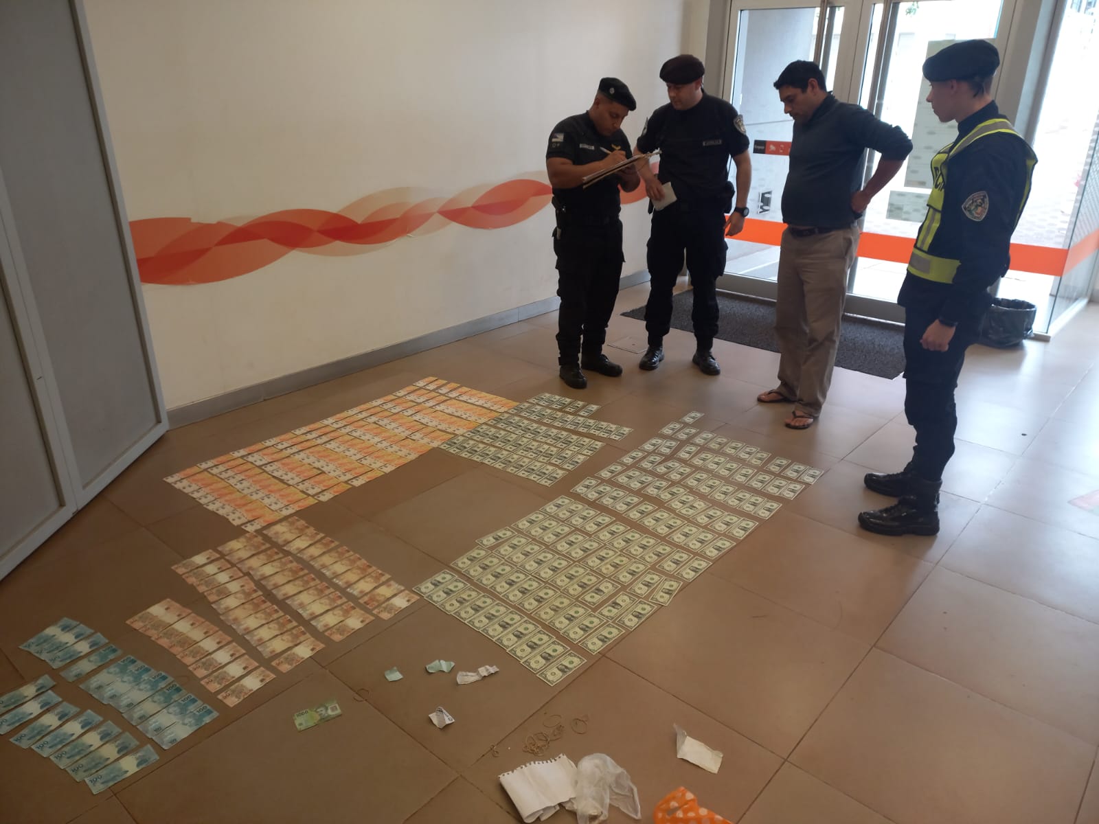 Hallaron un bolso repleto de dinero en Oberá