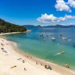 praia-do-campeche-florianopolis-brasil-varios-turistas-vacaciones-verano_317111-1396