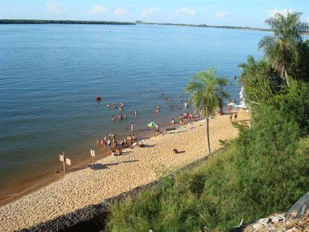 violado por dos hombres en una playa de Ituzaingó