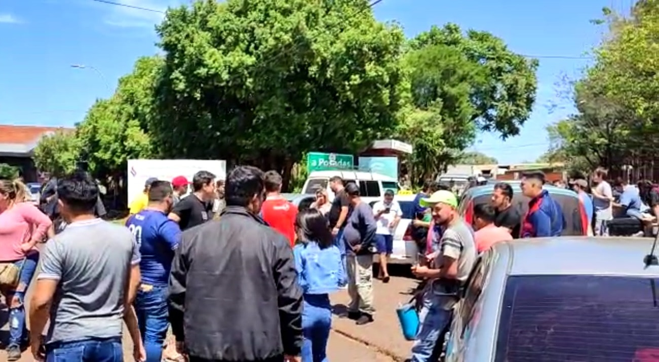 Paseros paraguayos se plantaron frente a la Aduana