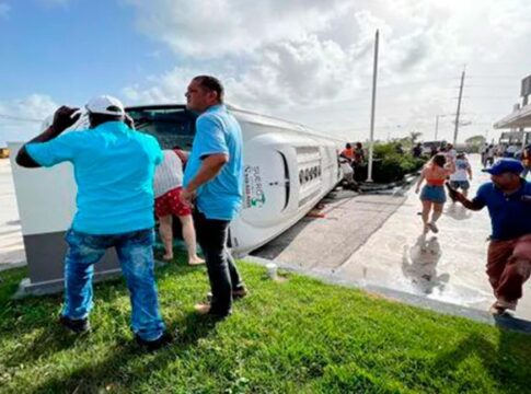 colectivo que volcó en Punta Cana