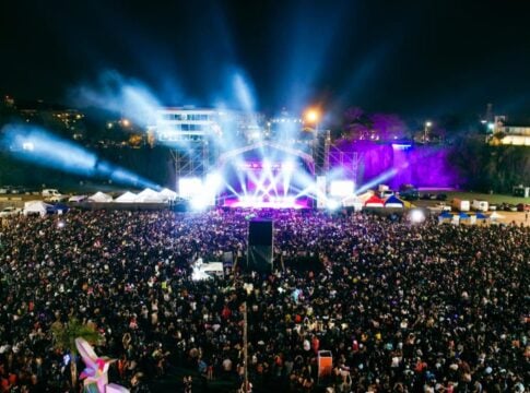 Emilia Mernes cerró el “Mes rosa” ante un público masivo