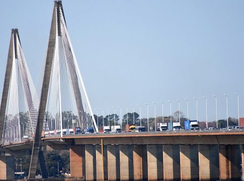 Fila diferenciada en el puente Posadas-Encarnación