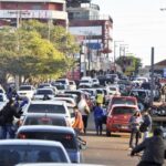 sector-de-acceso-al-puente-internacional-san-roque-gonzalez-de-santa-cruz-lado-paraguayo-larga-cola-de-turistas-que-regresan-a-posadas-misi_932_573_1366766-n8rpgladk1o0
