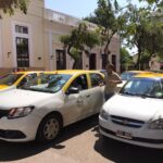 taxis-apostados-frente-al-HCD-de-Posadas-presionando-por-aumento-tarifario-2-