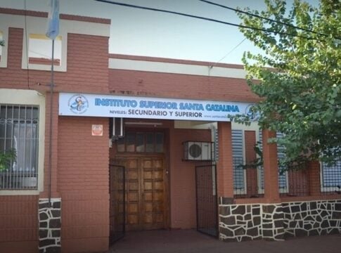 adolescente golpeado y drogado en el baño del Colegio