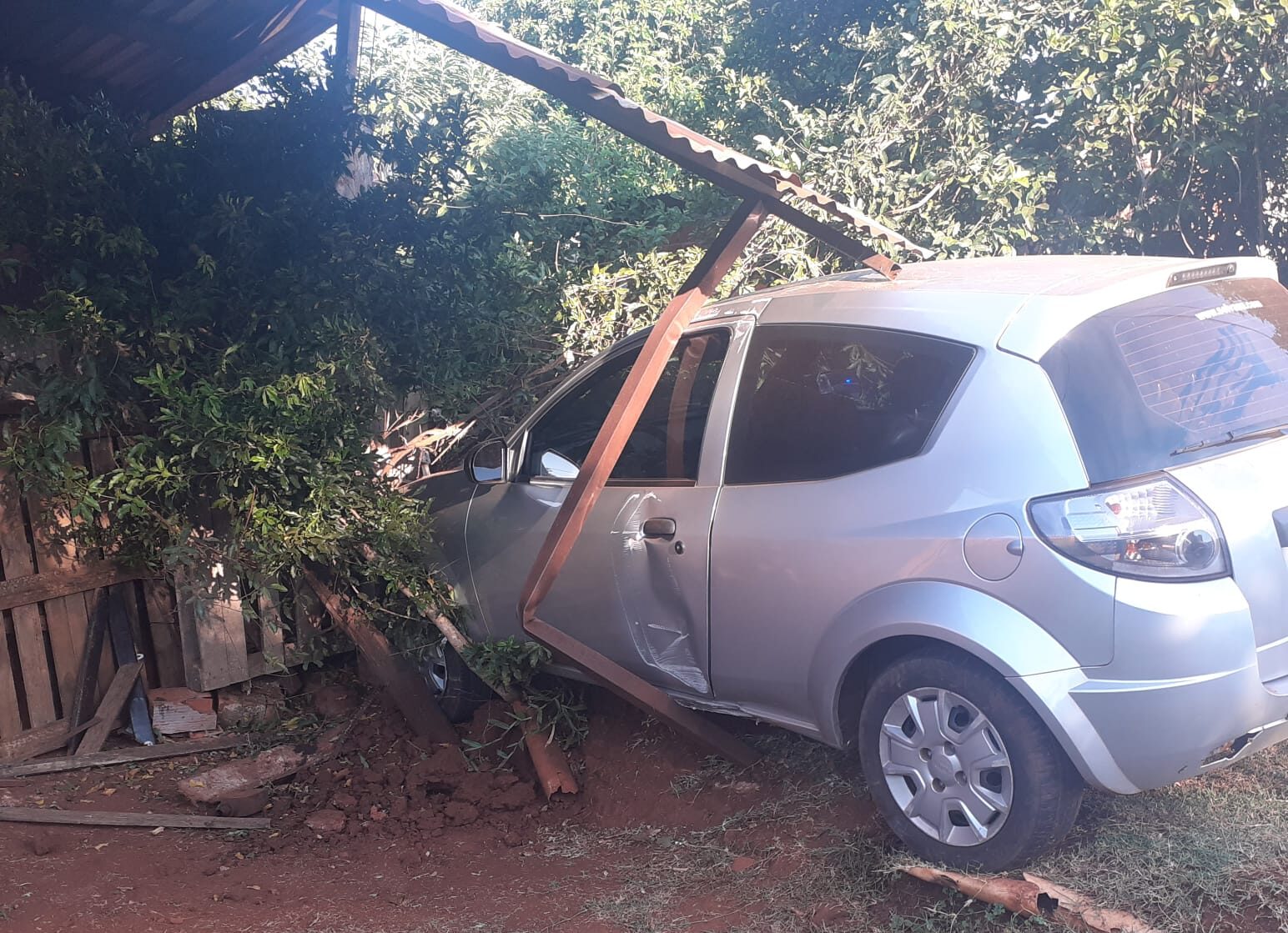 chocar contra una vivienda en San Javier