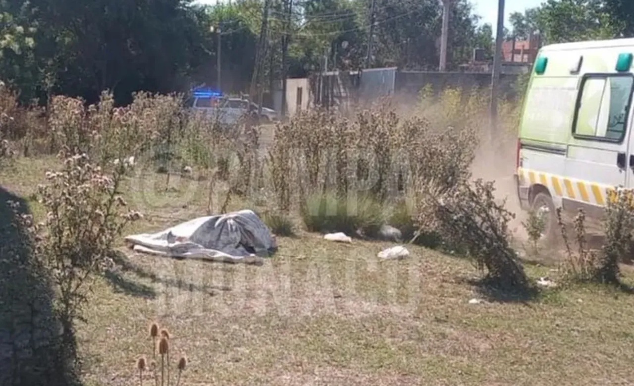 cuerpo de una mujer en un descampado