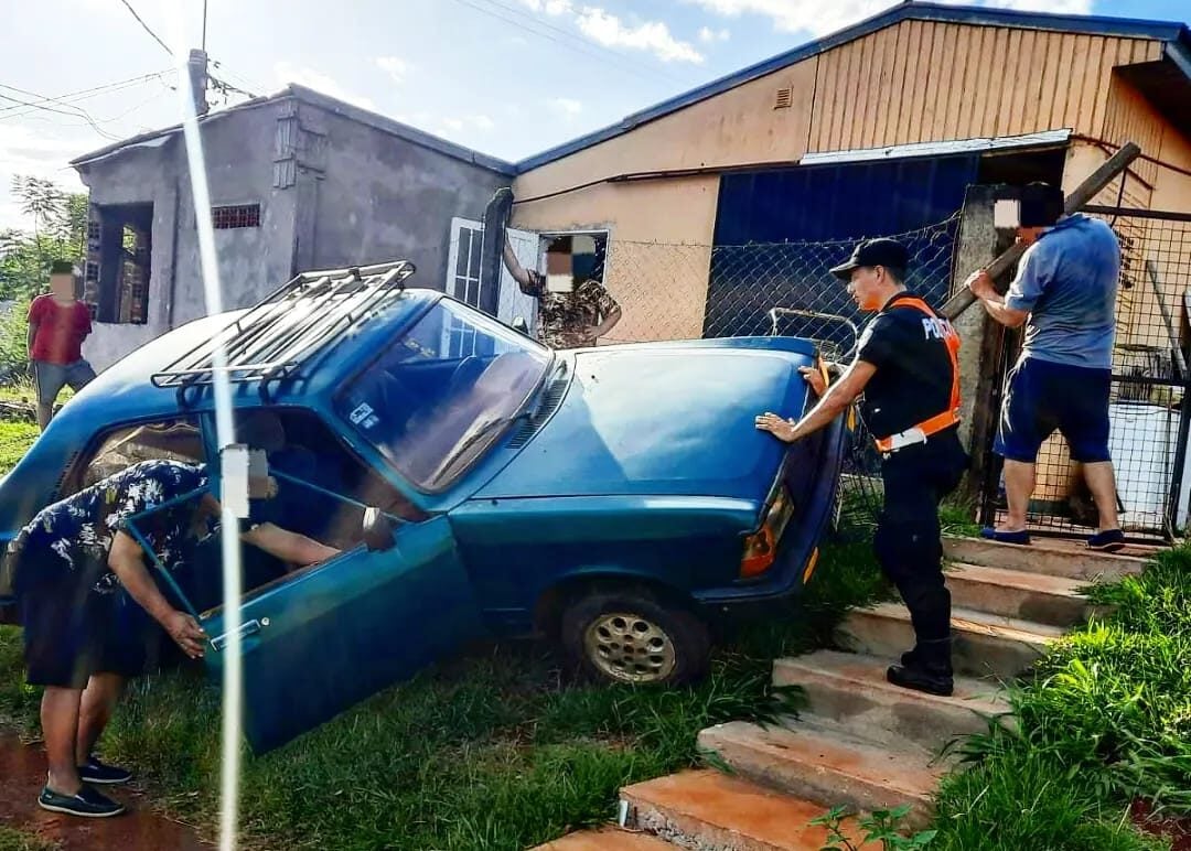 terminó en la vereda de una casa