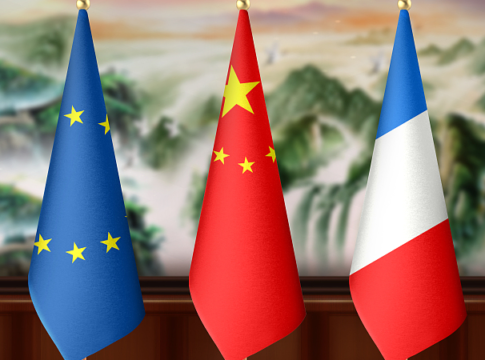 Banderas de la Unión Europea (UE), China, y Francia