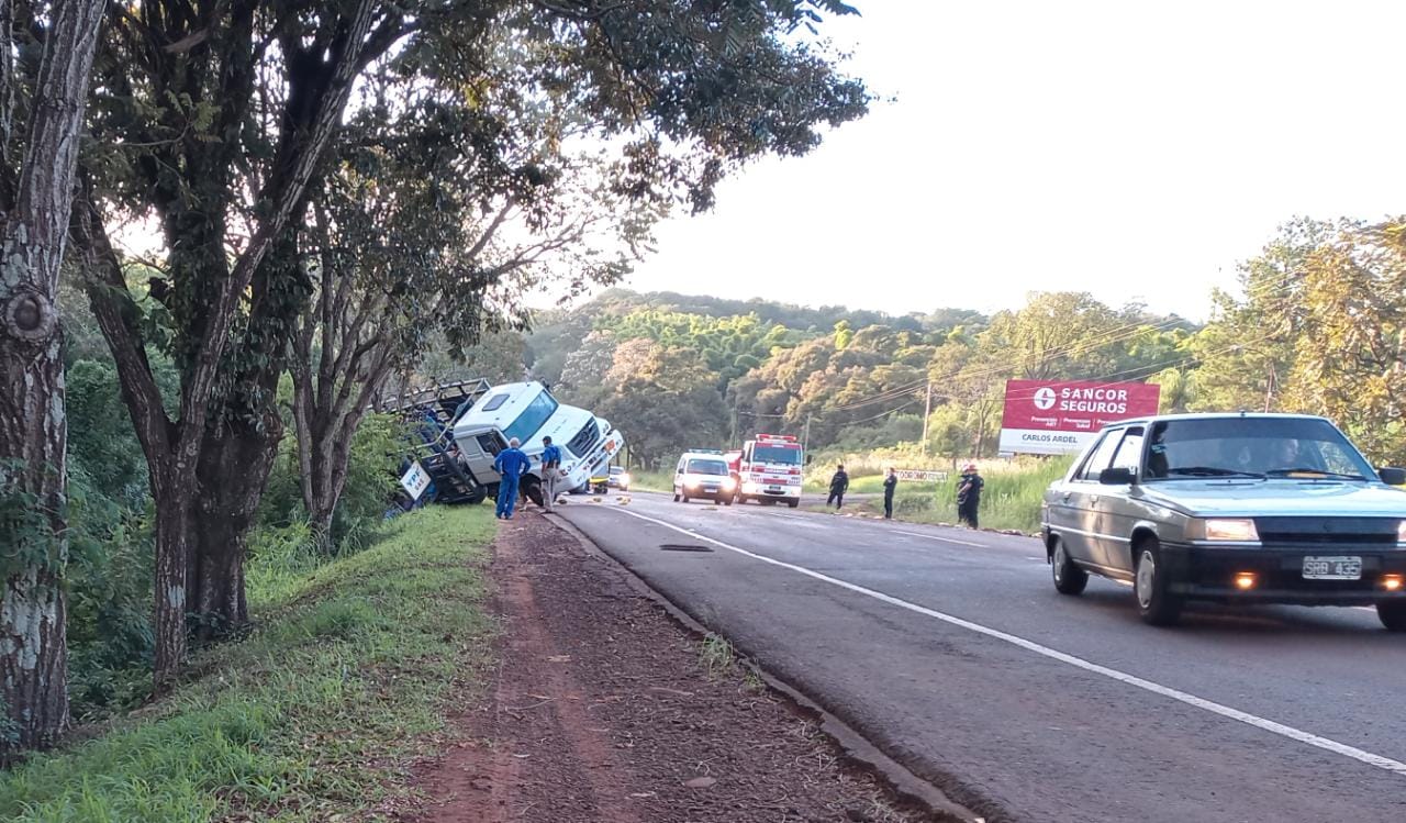 Camión de YPF chocó con una camioneta