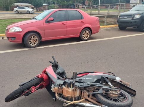 choque entre un auto y una moto en Posadas