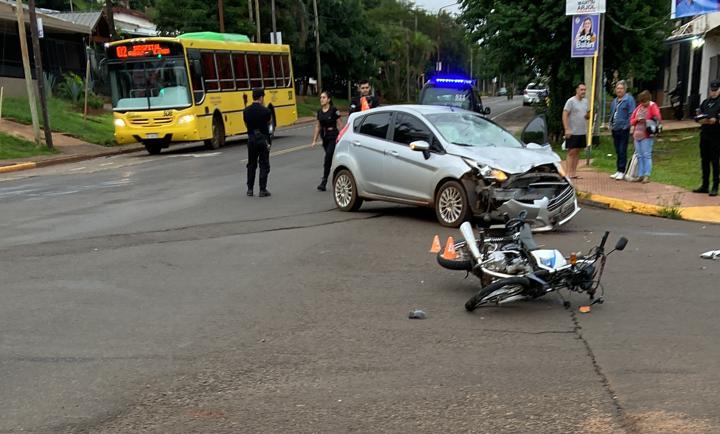 se llevó puesto a un motociclista