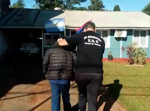 pervertido que filma a mujeres desnudas
