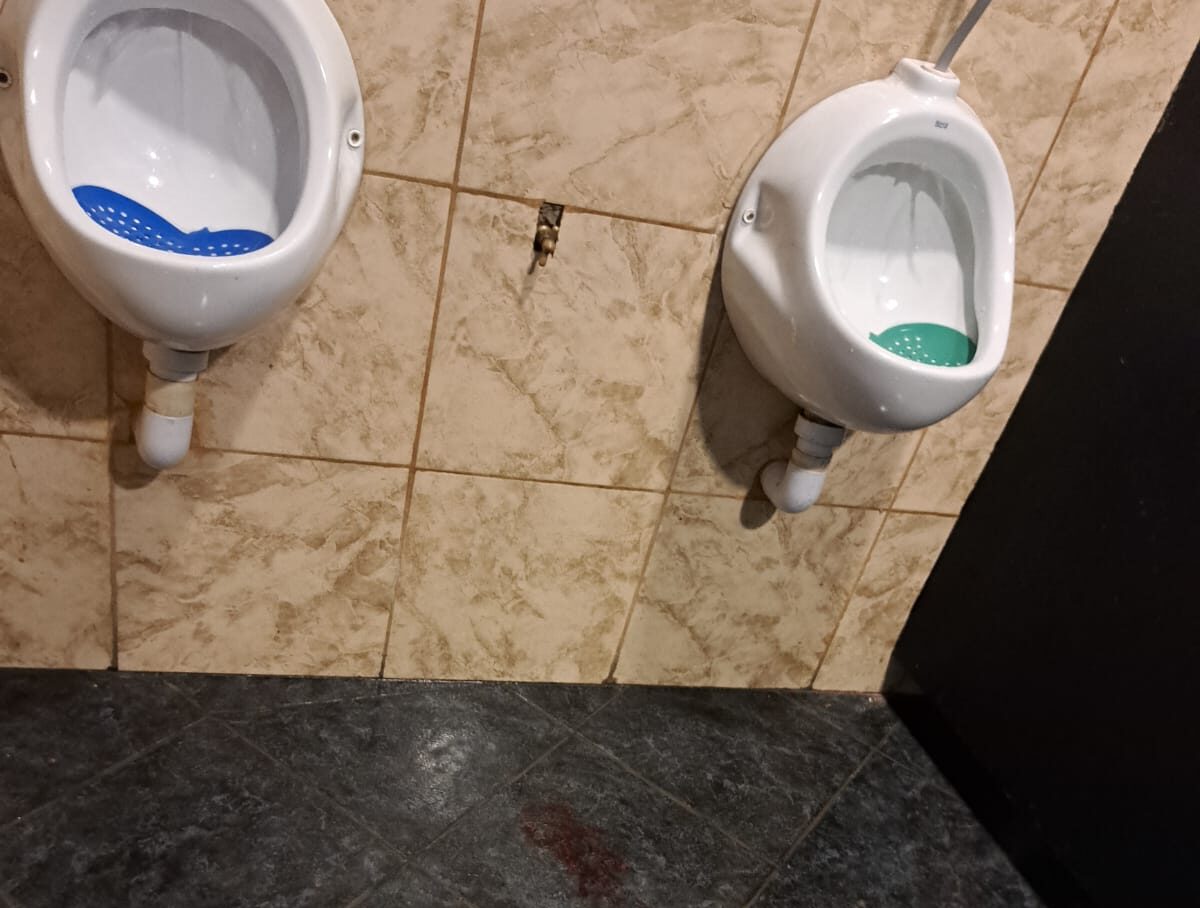 Se trenzaron a los golpes en el baño