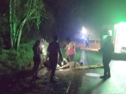 atropelló y dejó grave a dos motociclistas
