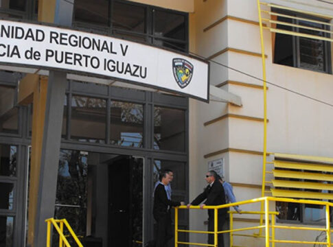 chocó dos autos estacionados en Puerto Iguazú