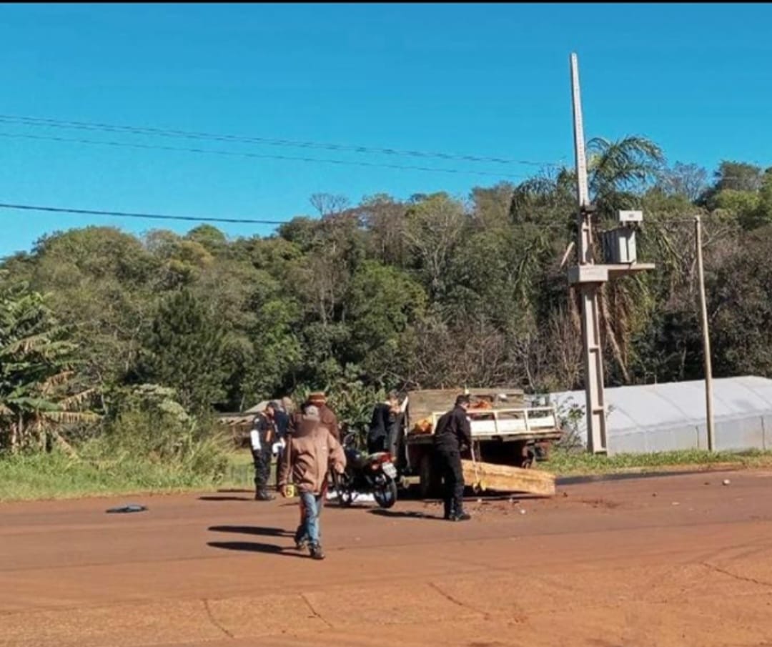 murió tras choque con una camioneta