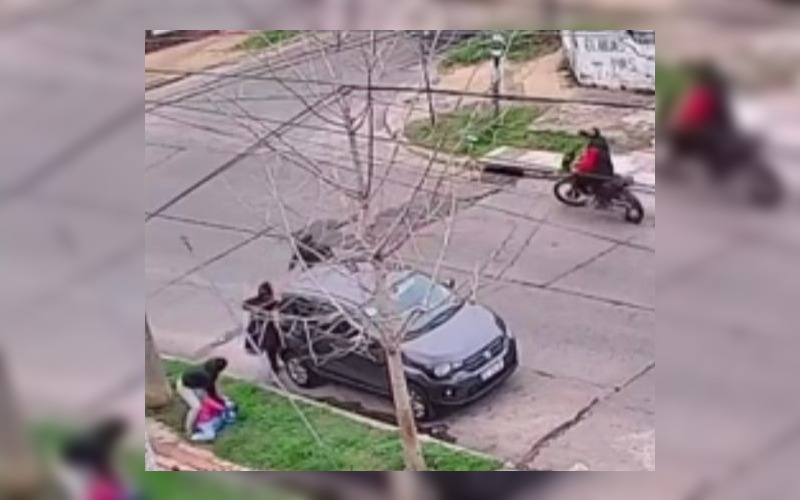 apuntaron con un arma a una mujer y a su hija