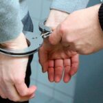 un-policia-pone-las-esposas-a-un-detenido-ee