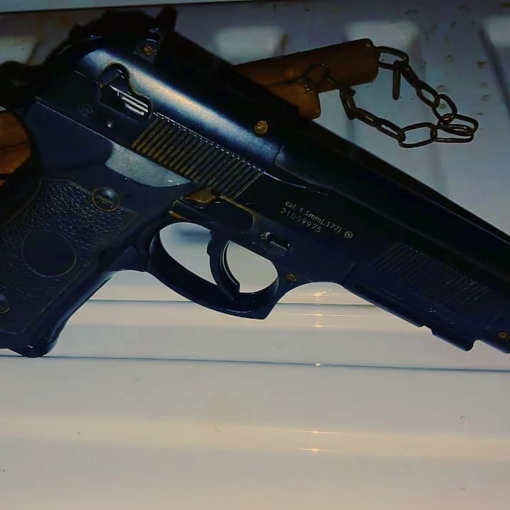 apuntándole a los policías con una pistola