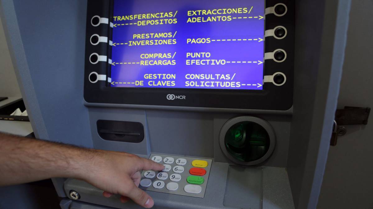 realizaba extracciones con varias tarjetas en un cajero