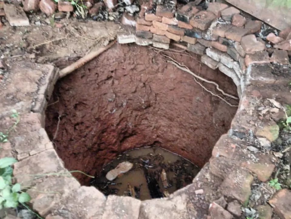 abuelo cayó dentro de un pozo de agua