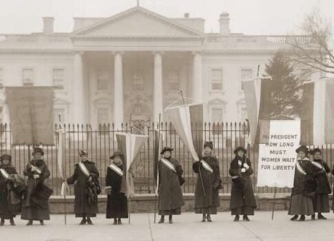 Estados Unidos: manifestación del Partido Nacional de la Mujer frente a la Casa Blanca, en el año 1918.
