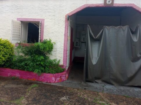 hombre que ingresó con el taxista fallecido al motel