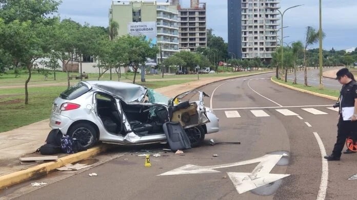 auto que despistó en la Costanera