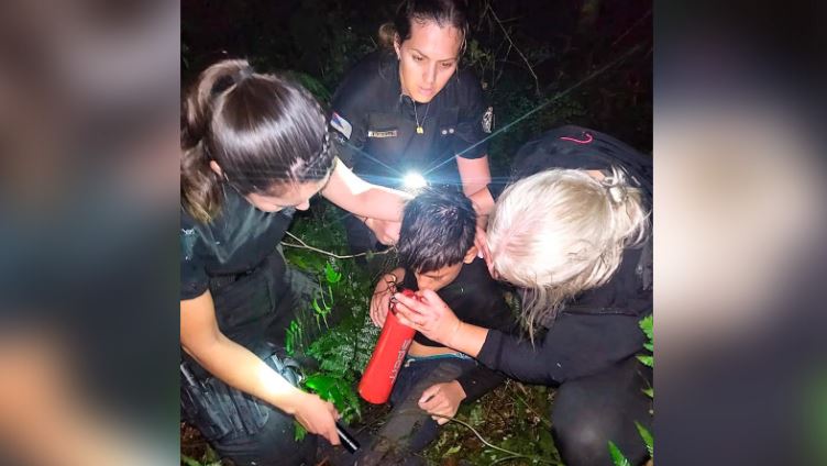 un niño fue rescatado del monte