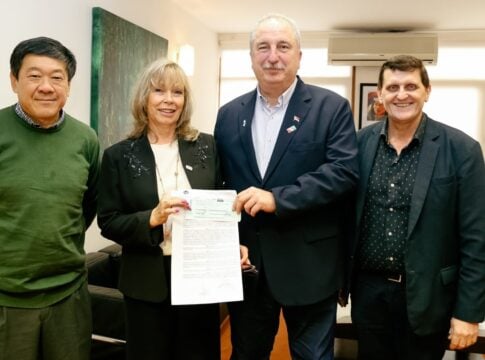 El vicerrector de la UNaM, Sergio Katogui; la rectora, Alicia Bohren; el gobernador, Hugo Passalacqua; y el ministro de Hacienda, Adolfo Safrán, en la reunión de este miércoles en la Casa de Gobierno.