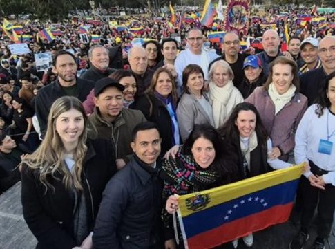 Patricia Bullrich, este domingo en la embajada venezolana, junto a manifestantes opositores.