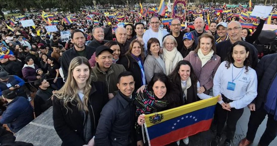 Patricia Bullrich, este domingo en la embajada venezolana, junto a manifestantes opositores.