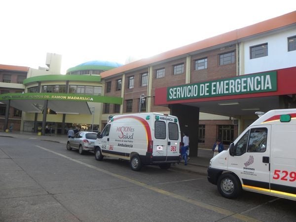 les explotó un barril de barniz