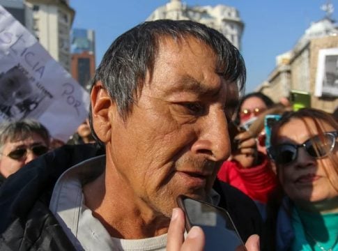 José, padre de Loan Peña, durante una de las marchas pidiendo por la aparición del niño.