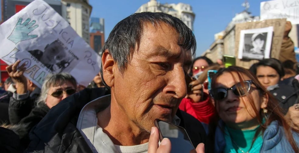 José, padre de Loan Peña, durante una de las marchas pidiendo por la aparición del niño.